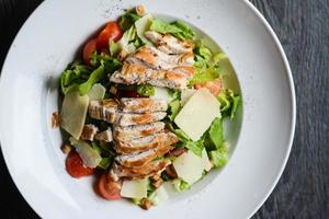 insalata pomodoro sano pranzo vegetale foto