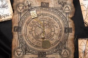 antico sfondo di stregoneria esoterica. occultims e paganesimo antico simbolo, con misteriose rune alfabeto foto