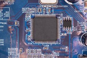 primo piano microchip vuoto sul circuito elettronico. foto