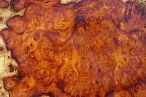 il legno di radica di afzelia naturale a strisce è un bellissimo motivo in legno per lo sfondo foto