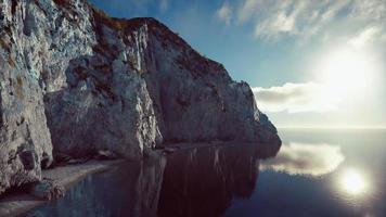 costa con oceano e rocce foto