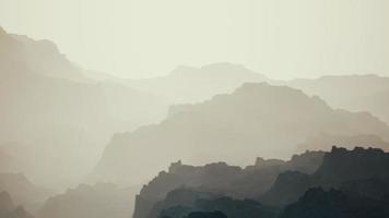 nebbia nella valle rocciosa della montagna foto