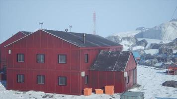 stazione scientifica in antartide in estate foto