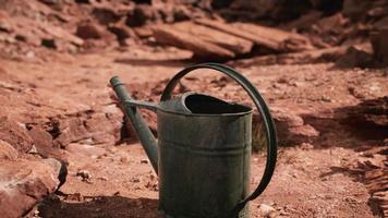 lattina per bevande nel deserto di sabbia e rocce foto