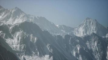 grandi cime di montagna in una giornata di sole foto