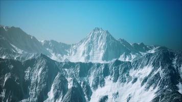 grandi cime di montagna in una giornata di sole foto