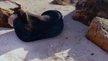 vecchia sella di cavallo sulla spiaggia di sabbia foto