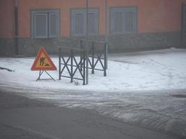 cartello lavori stradali nella neve foto