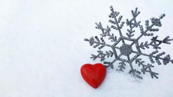 cuore e fiocco di neve. dichiarazione d'amore. romanticismo da cartolina. cuore nella neve. foto