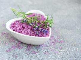 ciotola a forma di cuore con sale marino e fiori di lavanda fresca foto