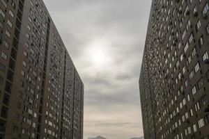 complesso residenziale a più piani contro il cielo. architettura urbana foto