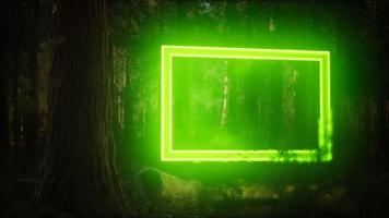 cornice rettangolare luminosa al neon nella foresta notturna foto