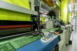 macchina e attrezzatura nel negozio di tessitura. interno della fabbrica tessile industriale foto