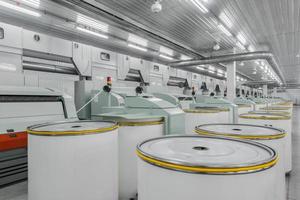 macchinari e attrezzature in officina per la produzione del filo. interno della fabbrica tessile industriale foto