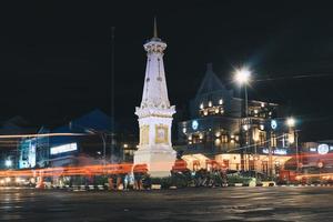 tugu jogja o monumento yogyakarta, indonesia. scattata di notte con percorso semaforico veicolare. foto