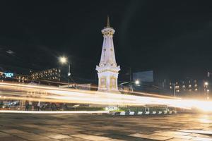 tugu jogja o monumento yogyakarta, indonesia. scattata di notte con percorso semaforico veicolare. foto