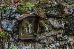 immagine sacra in legno su una roccia durante le escursioni foto