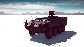 carro armato militare nel deserto bianco foto
