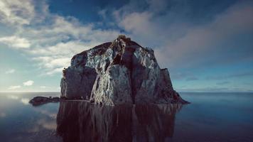 vicino alle scogliere calcaree nell'oceano foto