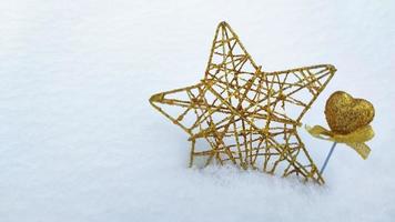 cuore d'oro e fiocco di neve. dichiarazione d'amore. romanticismo da cartolina. cuore nella neve. foto