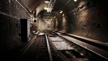 luce di notte nel tunnel della metropolitana della città vecchia foto