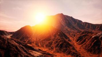 raggi del sole sulle montagne in una valle foto