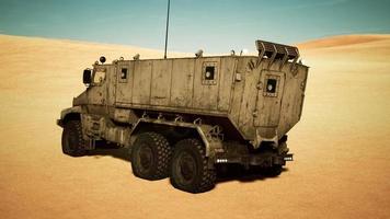 camion militare blindato nel deserto foto