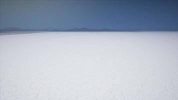 Bonneville saline paesaggio con nuvole temporalesche in lontananza foto