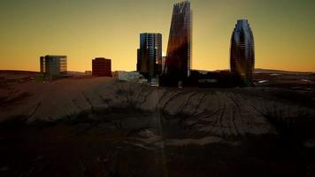 grattacieli della città nel deserto al tramonto foto