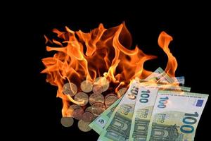 inflazione nel mondo con molti che bruciano banconote da 100 euro e monete con il nero foto