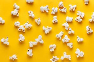 popcorn su sfondo giallo. foto