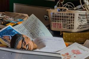 testa di bambola e molte lettere e cartoline in una vecchia casa foto