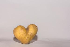 patate a forma di cuore e sfondo grigio a sinistra foto