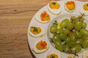 piatto con uova fresche gustose e crema di maionese come l'uva al centro a destra foto