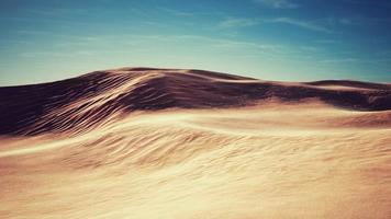 dune di sabbia al tramonto nel deserto del Sahara in Libia foto