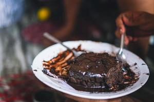 mangiare un pezzo di torta al cioccolato foto