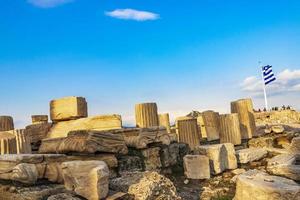 bandiera greca blu bianca con rovine acropoli di atene grecia. foto