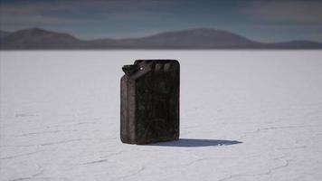 vecchia bombola del carburante in metallo nelle saline nello utah foto