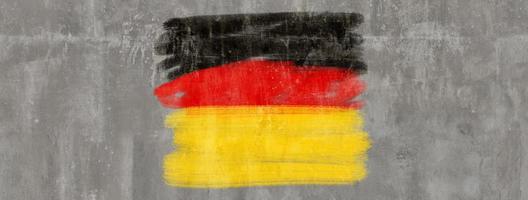 bandiera della Germania su un muro di cemento foto