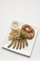 salsiccia con crauti e pretzel pasto tradizionale tedesco foto