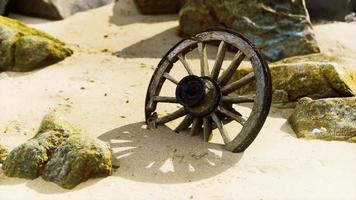 ruota di carro di vecchia tradizione sulla sabbia foto