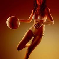 donna giocatore di basket che tiene la palla foto