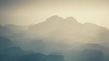 nebbia nella valle rocciosa della montagna foto