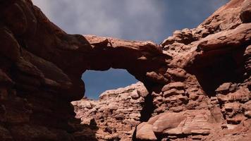 arco in pietra rossa nel parco del Grand Canyon foto
