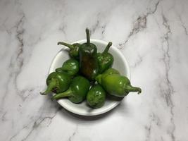 peperoncino verde o peperoncino piccante doppio da tratteggio. numex o nuovo tipo di baccello messicano. vista dall'alto foto