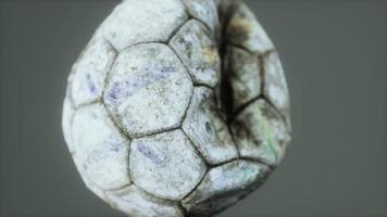 vecchio pallone da calcio in pelle sgonfio foto