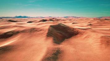 paesaggio ampio e selvaggio del deserto di sabbia araba foto