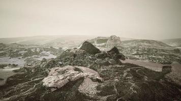 neve ghiacciata e rocce nel paesaggio settentrionale foto