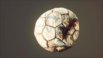 vecchio pallone da calcio in pelle sgonfio foto