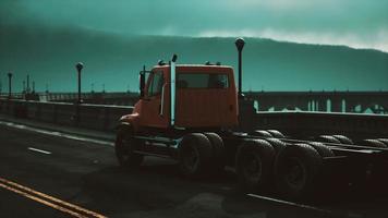 grande camion sul ponte foto